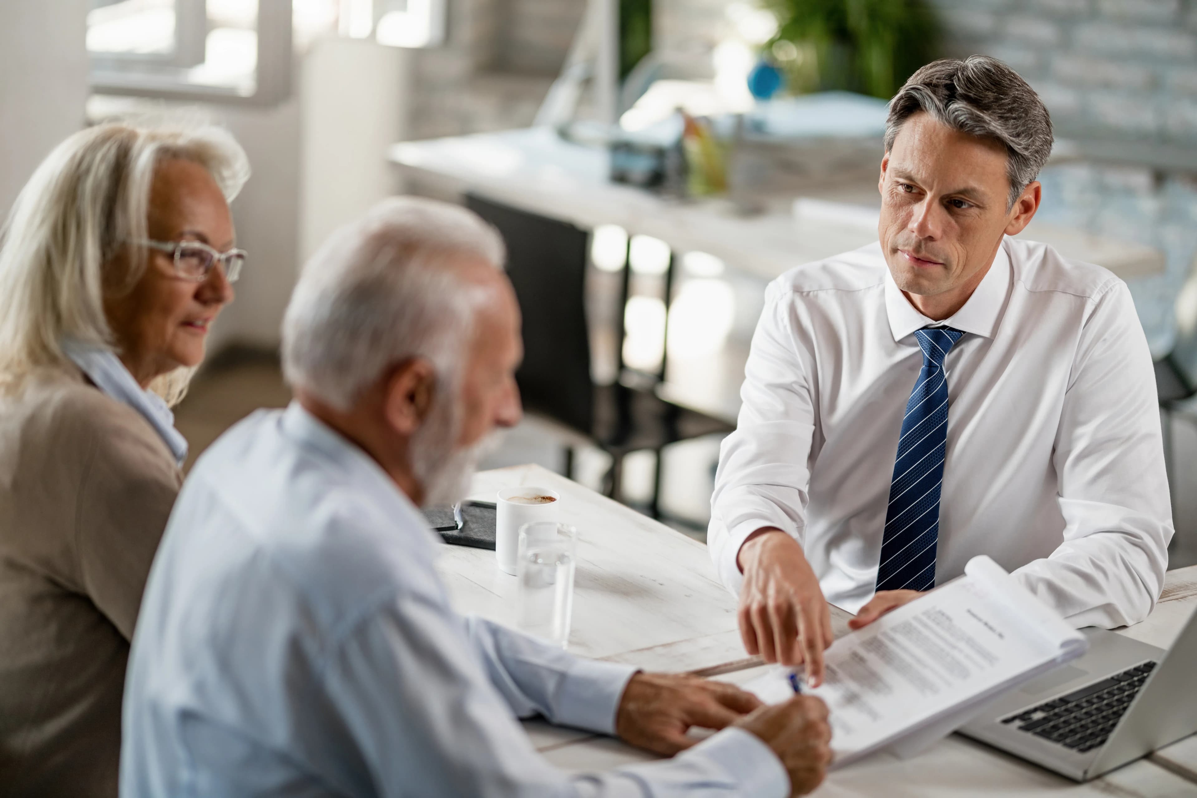Prestige advisor with clients